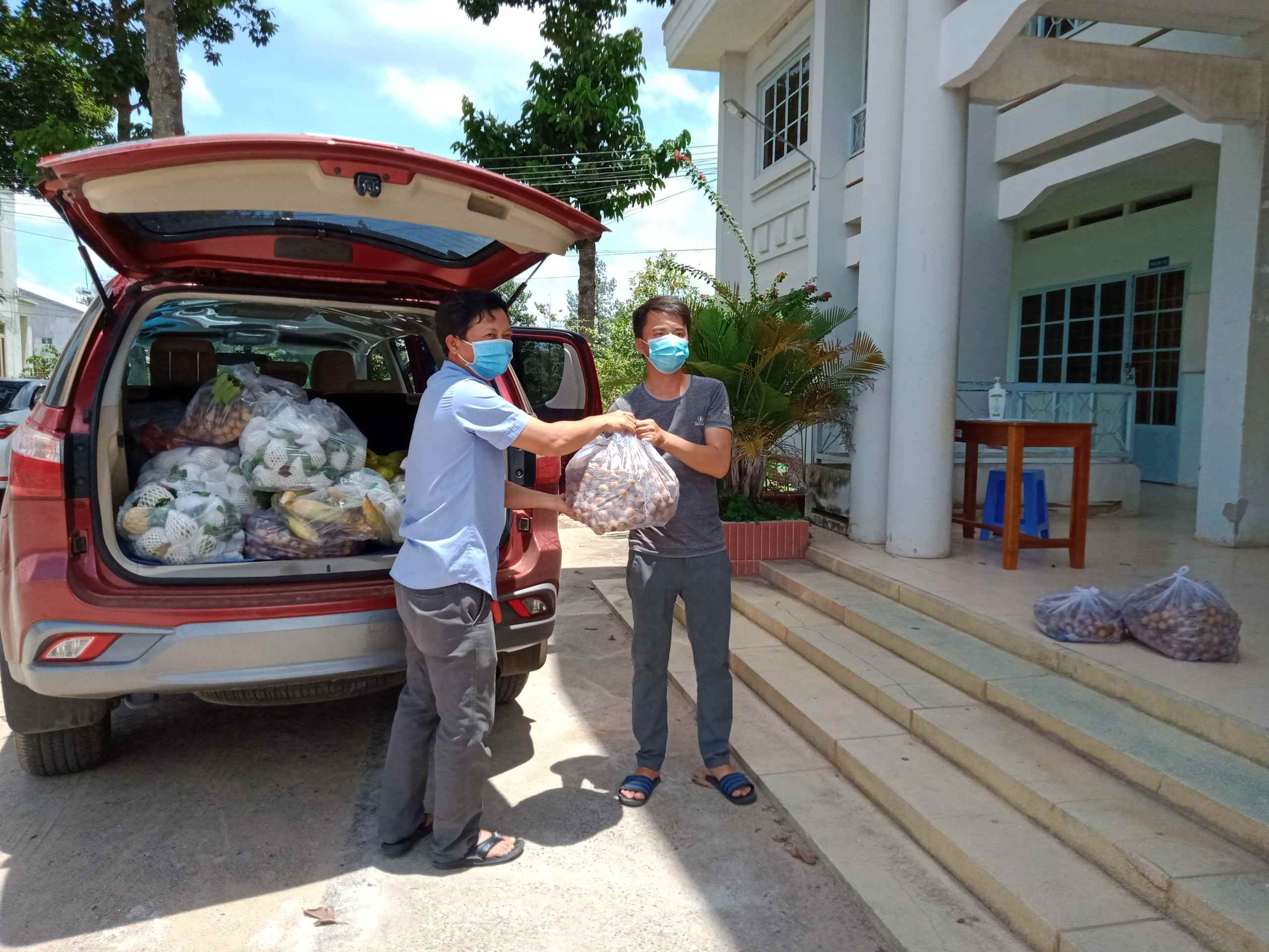 Hội Nông dân huyện Dương Minh Châu trao tặng nông sản cho các xã  hỗ trợ công tác phòng, chống dịch Covid-19